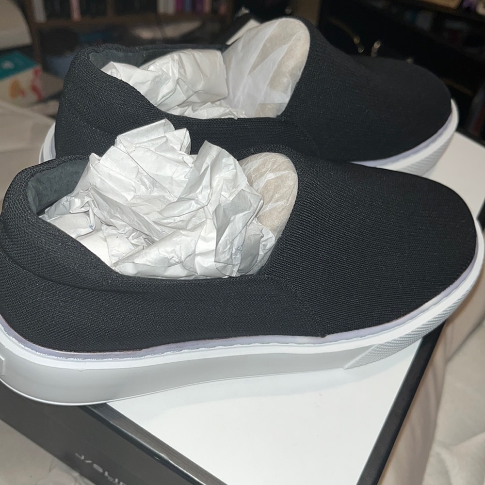 BNIB BLACK AND WHITE JSLIDES